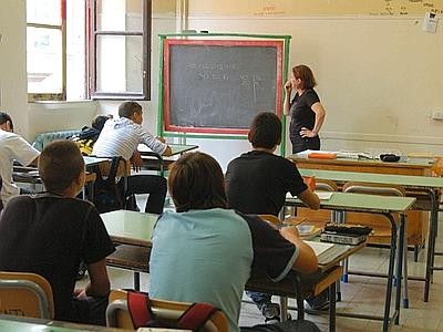 Un'insegnate mentre spiega una lezione in un'aula scolastica