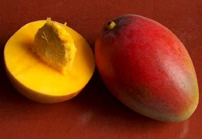 Un frutto di mango e la sua buccia