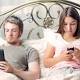 Usare smartphone e tablet a letto provoca l'insonnia? Forse no - Blasting News